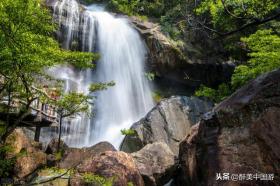 探访白水寨胜景，近赏瀑布飞瀑的磅礴气势，感受天南第一梯之奇观 